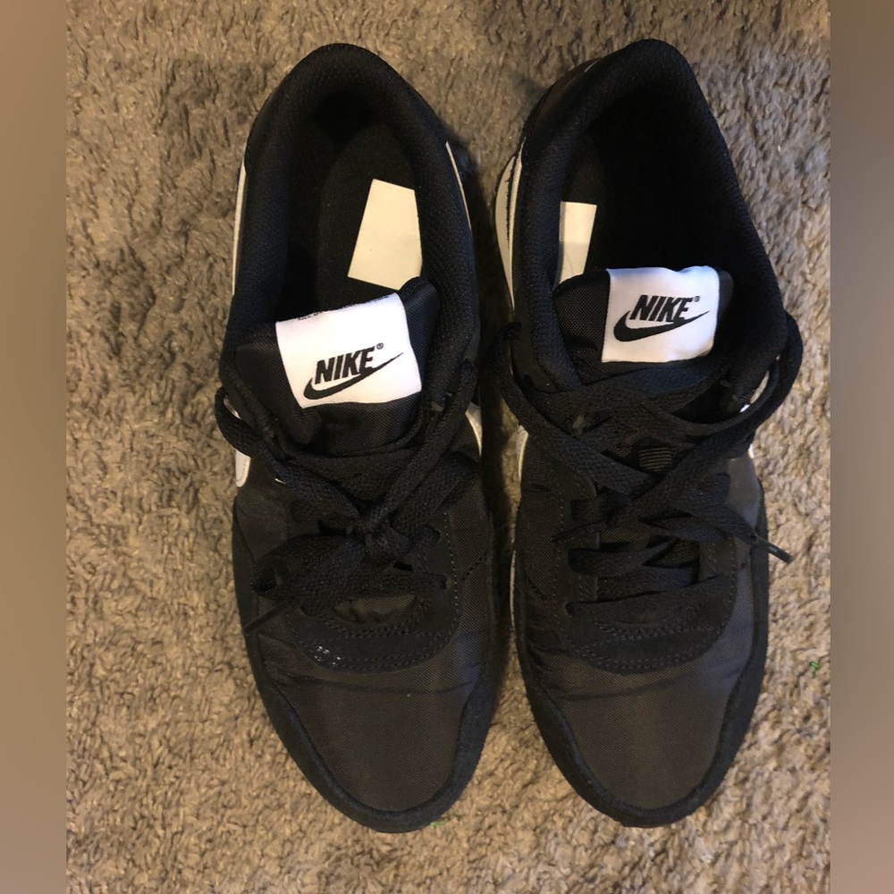 Nike Youth Size 6, like new wore a couple times, excellent condition - Picture 5 of 7